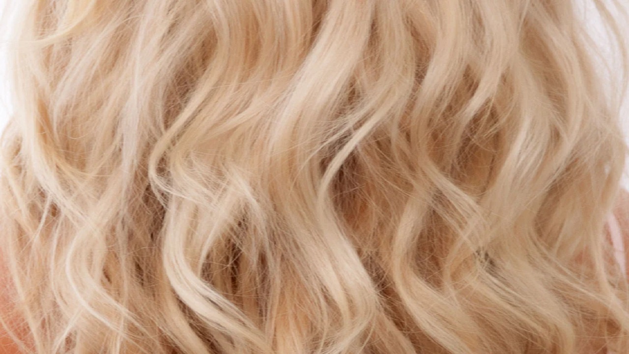 Blonde Hair Extensions for Beach Vacations: Effortless Summer Vibes